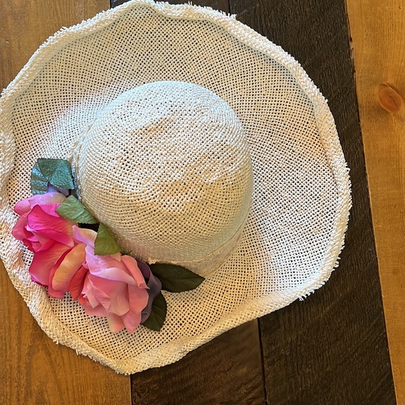 Pretty White Wide Brimmed Woven Hat with flowers 🌺 - Picture 3 of 6